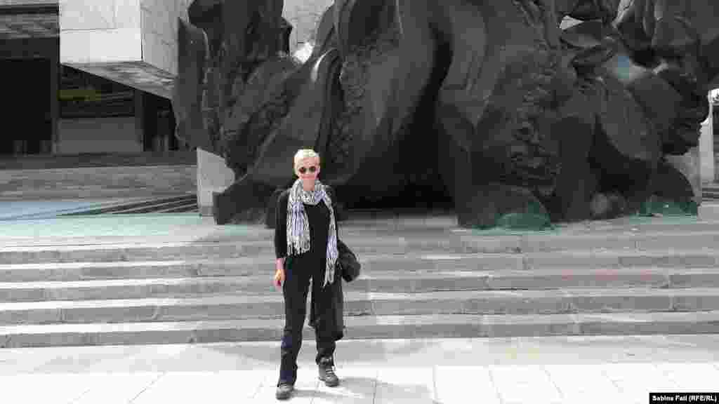 &nbsp;Harkov, 2016. Sabina Fati în fața unei statui.