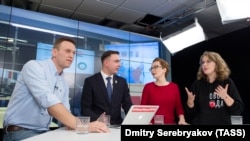 Aleksei Navalny (left to right) hosts Ivan Zhdanov, Yelena Malakhovskaya, and Ksenia Sobchak during a debate at the Navalny Live YouTube show March 2018.