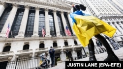 Украинский флаг на статуе «Бесстрашной девочки» в Нью-Йорке. Май 2022 года