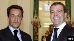 Франция президенті Николя Саркози мен Ресей президенті Дмитрий Медведевтің Ресей-Грузия қақтығысы бойынша келісімге қол қойған сәті. Мәскеу, 2008 жылдың тамызы. 