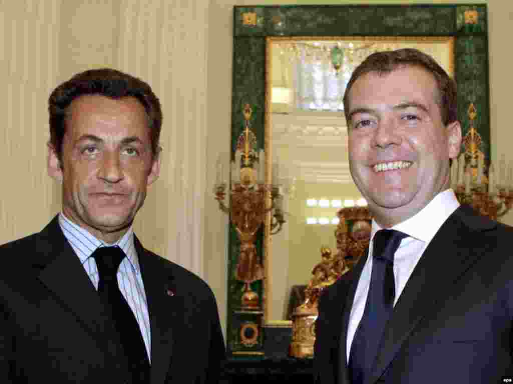 Президент Франции Николя Саркози и президент России Дмитрий Медведев (справа) в Кремле. 12 августа 2008 года. На встрече лидеров двух стран был принят план урегулирования военного конфликта в Грузии. 14 августа план был подписан в Кремле президентами Абхазии и Южной Осетии на встрече с Медведевым.