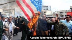 Іранці спалюють прапор США під час антиамериканського мітингу на знак підтримки Корпусу вартових Ісламської революції. Тегеран, квітень 2019 року