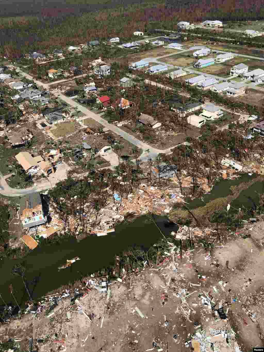 Pamje nga lartësia shfaqin shtëpi të shkatërruara nga stuhia e fuqishme në bregdetin e Floridas.
