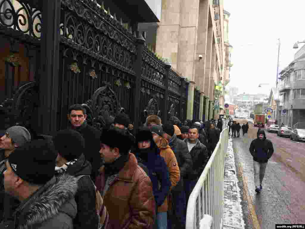 Трудовые мигранты из Узбекистана в очереди у избирательного участка в посольстве Узбекистана в России. Москва, 4 декабря 2016 года.&nbsp;
