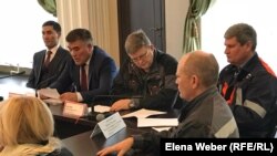 Өндірістегі қауіпсіздік комитетінің Қарағанды облыстық департаменті жетекшісінің орынбасары Кеңгірбай Есенеев (сол жақтан екінші) Теміртаудағы металлургиялық комбинатта болған апатты тексеру нәтижесін жариялап отыр. Теміртау, 10 қаңтар 2019 жыл.