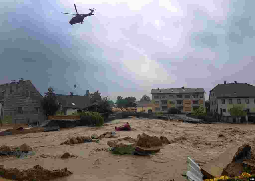 A helicopter conducts a rescue operation amid flooding in Simbach, Germany, on June 1. (epa/Wolfram Zummach)