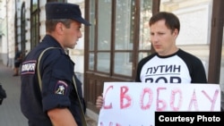 Участник пикета в поддержку мэра Ярославля Евгения Урлашова