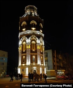 Мариполь. Вид «Вежи» ночью