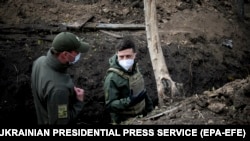 Владимир Зеленский (справа) посещает позиции Вооруженных сил Украины на линии разграничения в Донбассе