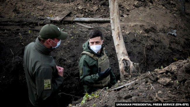 Володимир Зеленський (праворуч) відвідує позиції Збройних сил України на лінії розмежування на Донбасі