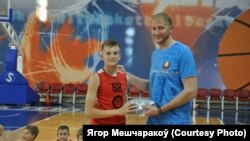 Ягор Мешчаракоў з будучымі баскетбалістамі