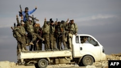 Бойцы курдско-арабского альянса в Сирии, сражающиеся с ИГ, рядом с Раккой. 11 декабря 2016 года.
