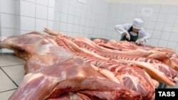 Из-за кризиса россияне все чаще предпочитают говядине цыплят 