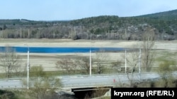 Вид на Симферопольское водохранилище со стороны автодороги «Симферополь – Ялта». Песчаные берега когда-то были дном водоема, 6 апреля 2020 года