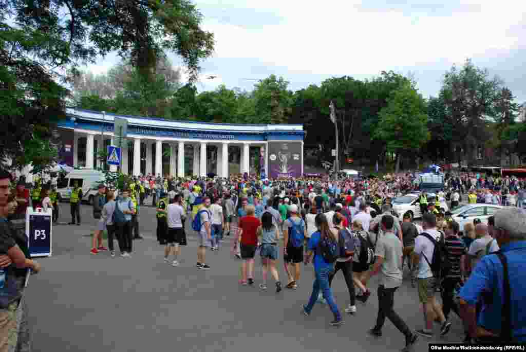 Вболівальники йдуть на фінальний матч жіночої Ліги чемпіонів