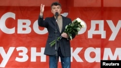 Оппозициялық саясаткер Борис Немцов наразылық шеруінде сөйлеп тұр. Мәскеу, 6 мамыр 2013 жыл.