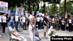 تجمع اعتراضی گزارشگران بدون مرز در برابر دفتر ایران ایر، روز سه شنبه در پاریس