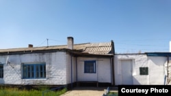 Дом активиста Галы Бактыбаева в селе Атасу, на пороге которого он был застрелен в ночь на 28 мая 2019 года.