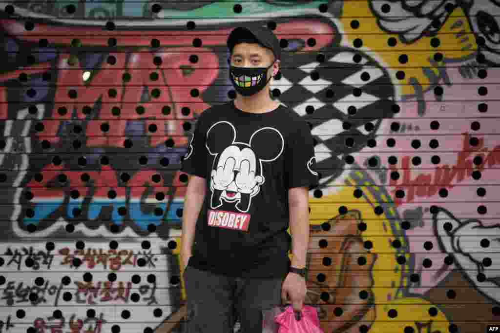 Люди на вулицях імпровізують, одягаючи ілюстровані маски