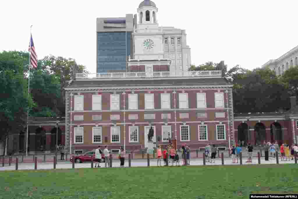 Independence Hall - здание, где были подписаны Декларация независимости и Конституция США, Филадельфия, 29 июля 2012 года. 