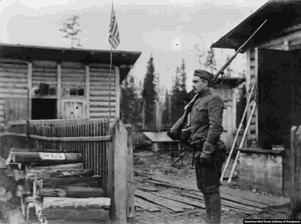 O sentinelă americana la un avantpost din nordul Rusiei în 1919. Mulți americani au fost la început entuziasmați de rasturnarea țarului în 1917, punînd evenimentul în același plan cu revolutia lor în urmă cu 150 de ani. &nbsp;