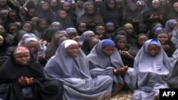 ویدئویی از دختران ربوده شده که بوکو حرام منتشر کرده است. این گروه افراطی تهدید کرده که دختران را در بازار می‌فروشد