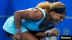 Serena Williams e gëzuar pas një aksioni të suksesshëm