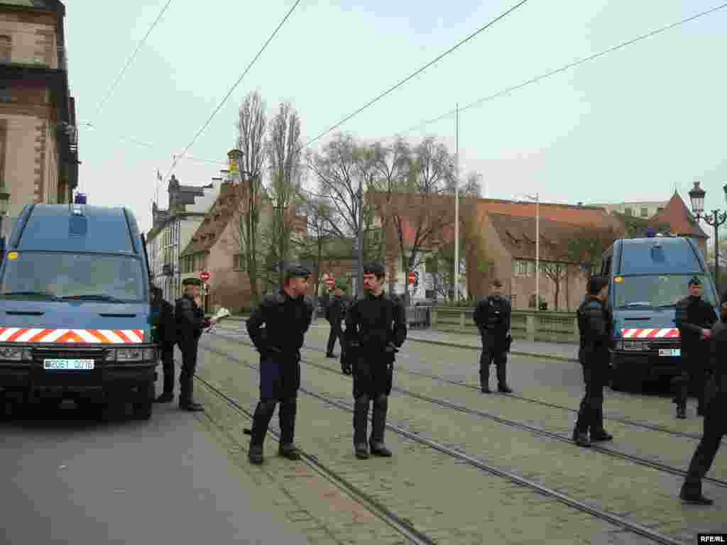 НАТО саммиті барысында Страсбургте қауіпсіздік шаралары күшейтілді. 3 сәуір 2009 жыл. - Во время саммита НАТО были предприняты жесткие меры безопасности в Страсбурге. Французская полиция патрулирует улицы города. 3 апреля 2009 года. 