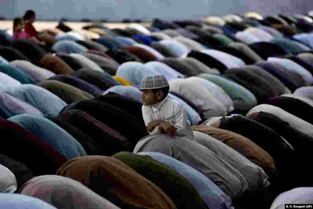 Friday Prayers at a mosque in Rawalpindi, Pakistan. (​AP/B.K. Bangash)