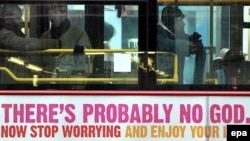 Надпись на автобусе "Бога, наверное, нет. Перестань волноваться и наслаждайся жизнью". Лондон, 7 января 2009 года. Иллюстративное фото.