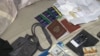 Državna televizija "Belarus 1" je prikazala video snimke napravljene tokom hapšenja na kojima su prikazani ruski pasoši, svežnjevi američkih dolara, papiri ispisani na arapskom, kartica za mobilni telefon sa sudanskim brojem.