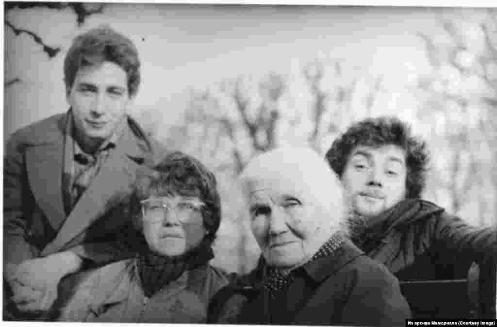 Наталья Горбаневская со своей семьей: мамой Евгенией Семеновной, сыновьями Ярославом и Осипом.