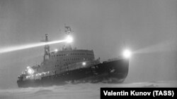 Ноябрь 1961. Атомный ледокол "Ленин" на льдах Северного Ледовитого океана.