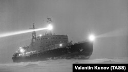 Атомный ледокол "Ленин" на льдах Северного Ледовитого океана, архивное фото