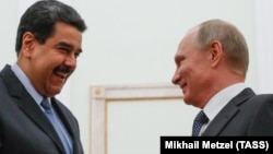 Vladimir Putin (sağda) Nicolas Maduro ilə 2017-ci ilin oktyabrında Kremldə görüşmüşdü