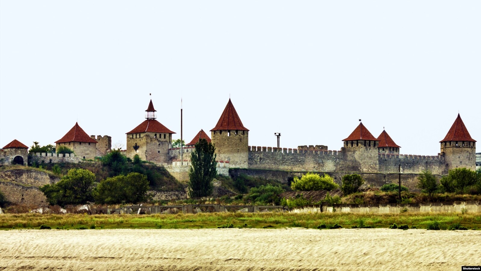 Бендерська фортеця, споруджена в 1538–1541 роках під керівництвом архітектора Сінан на правому березі річки Дністер у місті Бендери (Молдова, Придністров'я)