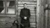 Пётар Пятровіч Таранда каля сваёй хаты ў Баранавічах, пачатак 60-х гадоў