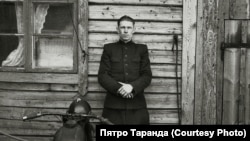 Пётар Пятровіч Таранда каля сваёй хаты ў Баранавічах, пачатак 60-х гадоў