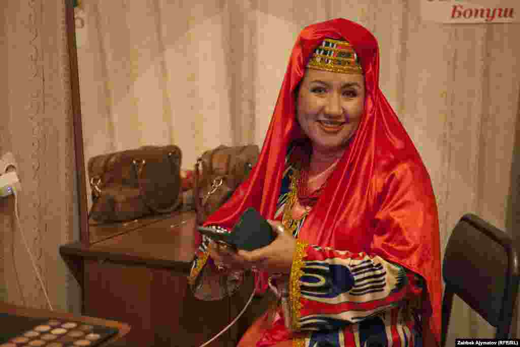 Элге &quot;Сакиш&quot; деген ат менен таанымал болгон актриса Айнура Тургунбаева уйгур айымдын ролунда.