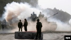 Орусиянын танктары Грузиянын Гори шаарынан Түштүк Осетияга кетип жаткан учур. 22-август, 2008-жыл. 