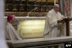 Папа Франциск проводит мессу по случаю 100-летия по случаю дня рождения одного из своих предшественников и духовных учителей Иоанна Павла II