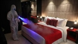 Үндістанда мейманхана бөлмесіне дезинфекция жасап жүрген адам. Көрнекі сурет.