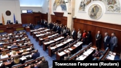 Пратениците од ВМРО-ДПМНЕ станаа од местата додека се гласаше за почеток на процедурата на уставни измени на 19 октомври 2018