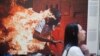 Праца вэнэсуэльскага фатографа Ранальда Шэміта. Здымак ахопленага агнём пратэстоўца падчас антыўрадавых выступаў у Каракасе 3 мая 2017 году, які заваяваў галоўны тытул конкурсу.