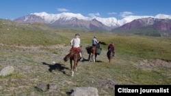 Чет элдик туристтер Кыргызстандын Чоң-Алай аймагында. 