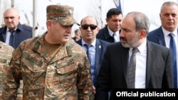 Armenian Prime Minister Nikol Pashinian (right) and Lieutenant-General Artak Davtian (file photo)
