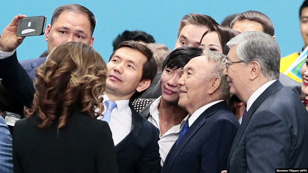 Nursultan Nazarbaev (ortada) və Qasym-Zhomart Toqaev (sağda), 23 aprel, 2019-cu il