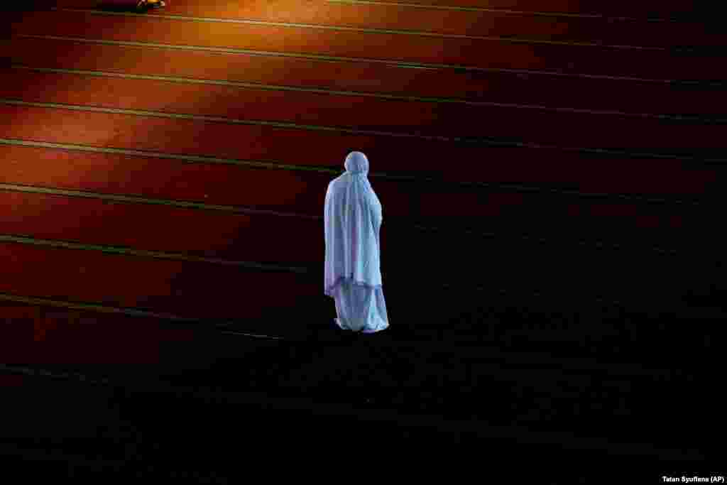 A Muslim woman prays at the Istiqlal Mosque in Jakarta.&nbsp;(AP/Tatan Syuflana)&nbsp;