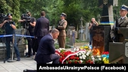 Президент Польщі Анджей Дуда вшановує воїнів Армії УНР на кладовищі у столиці Польщі. Варшава, 14 серпня 2022 року