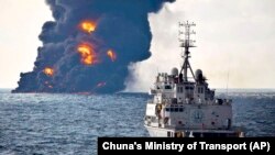 Şərqi Çin dənizində yanan İran gəmisi